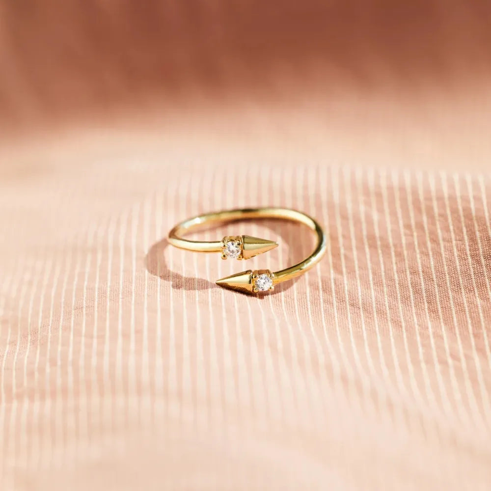 Zircon-Set Ring for Individual Fashion Matching